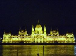 Le Parlement la nuit, vu depuis les berges de Buda. Féérique tout simplement