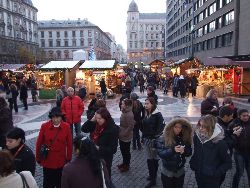 Devant la basilique St. Stephan et son marché de Noël