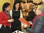 Louis Robert, vice-président de l’AEHT présente officiellement le Livre d’Or lors du dîner de gala. 