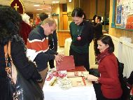 Christiane Keller découvre non sans émotion ce Livre d’Or des 20 premières éditions qui lui doivent d’exister !  