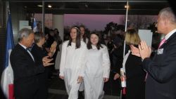 Les délégations entrent pour accéder à l’exposition