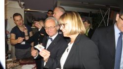 Les personnalités visitent les stands un par un