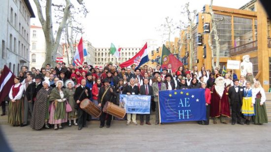 Tous les participants sur les marches de la place. Un spectacle haut en couleur ! 