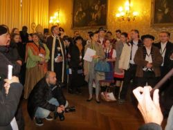 Dans une salle dite de réception il n’y avait plus guère de place