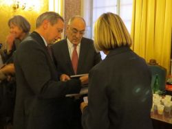 Remco Koerts (à g.) remet un cadeau de l’AEHT à Jacques Rocca-Serra