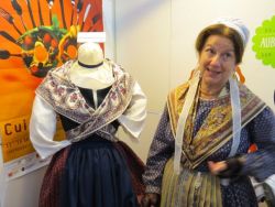 Claudette Ocelli and her explanations of provençal traditions; she is a member of the ‘Reguinairedouluberoun’ association