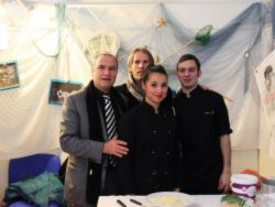 Cyrille Mavridis professeur de cuisine et des élèves de l’Institut Supérieur Marseille Cadenelle 