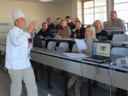 Les « élèves » suivent avec attention les explications du chef !