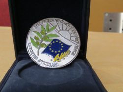  The attractive medal with the colours of Europe