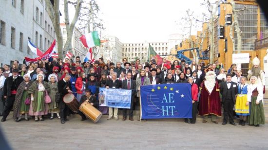 Le drapeau de Youth in action en bonne place lors de la photo de famille !