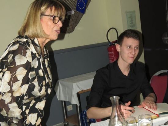 Agnès Vaffier en personne a fait circuler le Livre d’or des 22èmes Noëls d’Europe de Marseille.