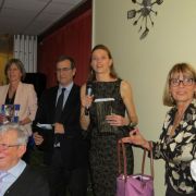 Nadine Schintgen remet les cadeaux aux principaux acteurs des Noëls de Marseille 