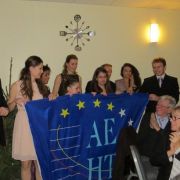 Voilà, le drapeau de l’AEHT quitte Marseille et s’en va vers Prešov !