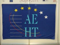 L’affiche et le drapeau de l’AEHT invitent à visiter l’exposition