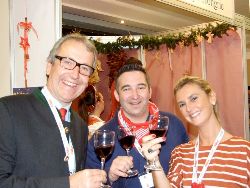 Le président semble beaucoup apprécier, en compagnie des représentants du Luxembourg et du Portugal !