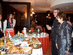 Marija Razan-Krisanac et Klaus Enengl admirent en connaisseurs  le travail réalisé  par chaque délégation. 