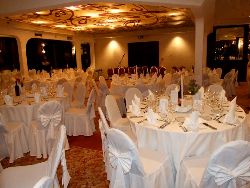 Les tables superbement dressées pour le dîner de gala