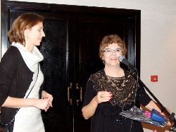 Nadine Schintgen vient de remettre un cadeau à Marija Razan-Krizanac