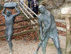 A welcome committee – made of bronze