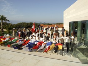Les drapeaux sont rangés avant de défiler