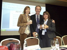 Nadine Schintgen et Ana Paula entourent le nouveau président  