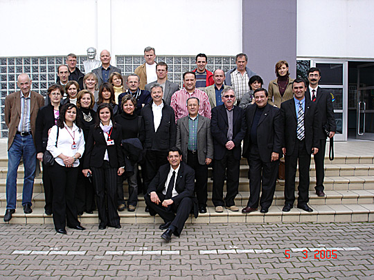 pic01.jpg La délégation AEHT entourée des organisateurs devant le lycée Özel Antalya Anadolu Otelcilik ve Turizm Meslek Lisesi d’Antalya