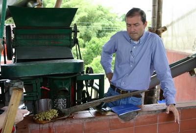 Jaime Duque explaining the proceedure of shelling coffee beans 